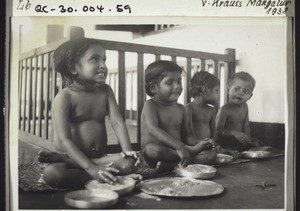 Kranke- und Waisenkinder beim Reis-& Curry-Essen im Spital Udipi