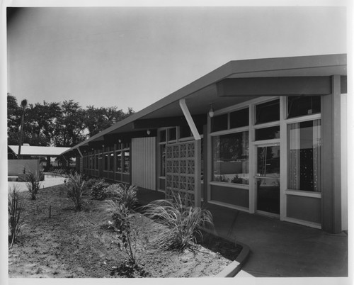 View of the San Jose Mobil Country Club Beauty Salon's Store Front