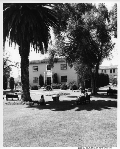 Image of the Aloysius Varsi Library at Santa Clara University