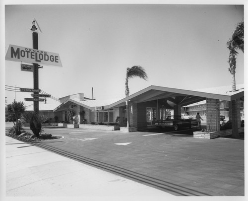 Front Entrance of the Oxnard MoteLodge with Signature Signage