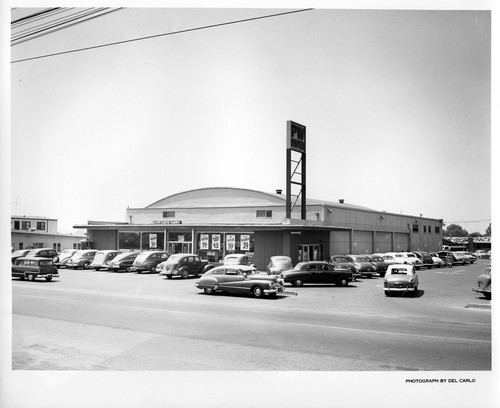 Exterior View of the PW Market on Alum Rock Avenue