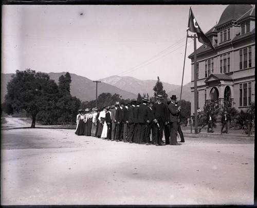 Pomona College class of 1906 in front of Holmes Hall