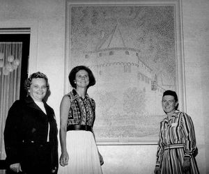 DMS landskvindestævne 1972 på Nyborg Strand. Fra venstre fruerne Agnes Johansen, Alma Møller-Petersen og Ingeborg Møberg foran "Nyborg slot" i frimærker