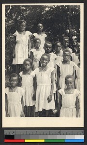 Residents at home for girls, Congo, ca.1920-1940