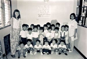 Den nystartede børnehaveklasse i slumområdet Tondo, Manila, efterår 1992 - med volontør Karin Brandholt (tv) og Mrs. Aurora Big-asan (th), gift med sømandspræst Segundo Big-asan