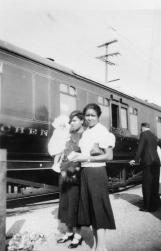 Women at Southern Pacific's Central Station