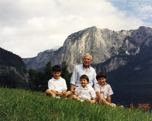 Walter Munk with grandchildren
