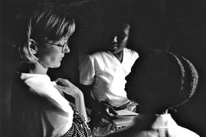 Nordveststiftet, Tanzania. Missionær og sygeplejerske Karen Kjær Baggesgaard på mor/barn-klinikken i Rwantege. (Udsendt af DMS til ELCT, 1993-2000)