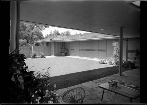 Hanisch, Arthur, residence. Outdoor living space