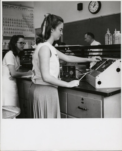 Women in science lab, Scripps College