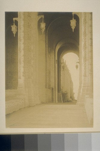 H455. [Colonnade, Court of Abundance (Louis Christian Mullgardt, architect).]