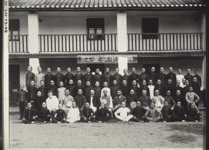 Lehrpersonal u. Schüler der Mittelschule in Kutschukphai 1907. Dr. Vortisch, Mission. Giess, Miss. Schmoll, Missionar Schneider