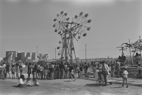 Amusement rides and a long line, Tunjuelito, Colombia, 1977