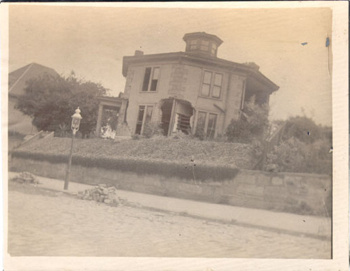 [Octagon shaped house at the corner of Union and Gough streets]
