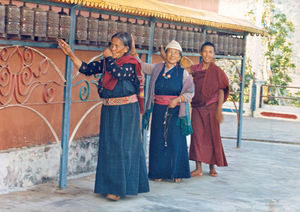 Bedemøllerne roteres i Manang Gompa (kloster), Pokhara, Nepal