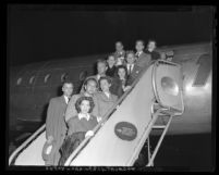 Hollywood Committee for the First Amendment members disembarking plane in Los Angeles, Calif., 1947