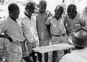 Youth Butoya of 1960 : Young people participating in an observation test