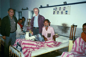 Asiensekretær pastor Thomas Batong (tv) og Vicegeneralsekretær, Jørgen Nørgaard Pedersen, Danmission, på Nilphamari Spedalskhedshospital, 2002