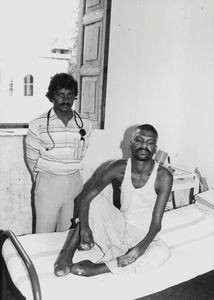 Mohulpahari, Santal Parganas, Nordindien. Dr. Tudu med en spedalsk patient, Saldoha Spedalskhedskoloni, april 1988