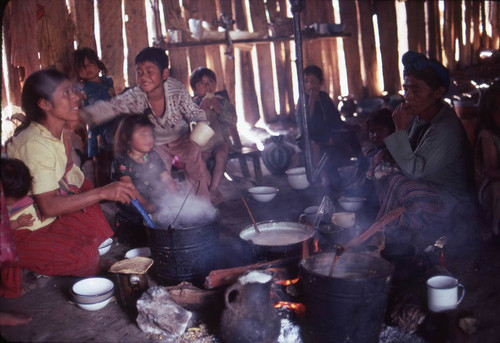 Guatemaln refugees cook, Cuauhtémoc, 1983