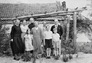 Xiuyan. Missionaries with children. The photo shows among others: doktor Peter Bertelsen og fru