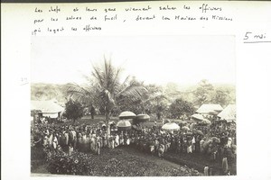 5 mai 1885. Les chefs et leurs gens viennent saluer les officiers par des saluts de fusil, devant la Maison des Missions où logent les officiers