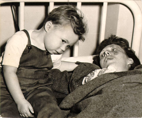 [Mrs. Florence Cardoza, with her three year old son Ronald, injured when a cable car jumped it's track and plunged down a Washington Street hill]