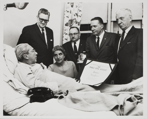 Leo Szilard presented with the Newspaper Guild's Page One Award in Science. Memorial Hospital, New York - 2