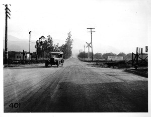 Southern Pacific grade crossing on Western Avenue, Burbank, showing unimproved portion of Western Avenue over property of the Southern Pacific Company, Los Angeles County, 1927