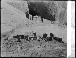 White house at Antelope Cliff ruins, Canyon de Chelly, Navajo Indian Reservation, Arizona, ca.1900