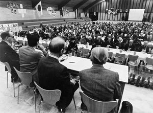 Landsstævnet 1975 i Hjørring. Missionssekretær H. Tingleff Hansen, generalssekretær C.C. Jessen, biskop Thorkild Græsholt og yderst til højre kasserer Vilh. Raae besvarer spørgsmål fra deltagerne i Vendiahallen, Hjørring