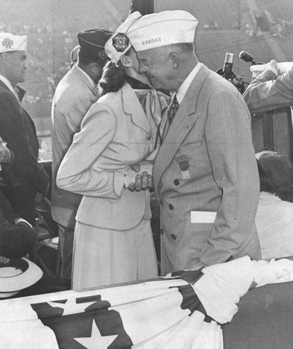 Ike receives welcome kiss