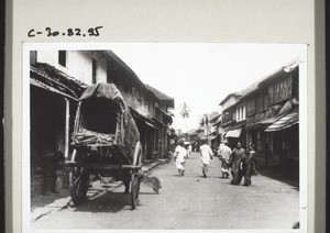 Dorfstrasse in Indien, l. ein Ochsenwagen
