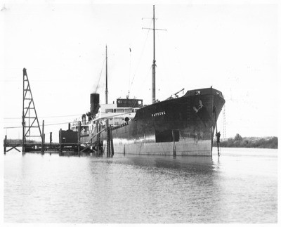 Stockton - Wharves: the Papoose docking at Pier Sinnock