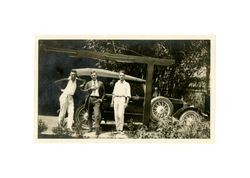 Edward Vincent Dockweiler and two men in front of a car, circa 1920s