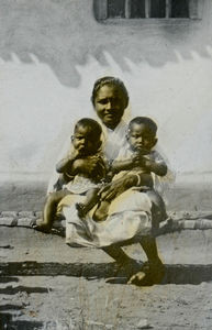 Sona Murmu med sine to børn (?)