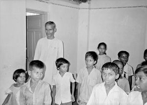 Storbymission i Calcuttas slumområder, hvor DSM missionærer Lilly og Kamalesh Biswas arbejder med en række projekter. Her en lærer med børn i 'slumskolen', april 1993