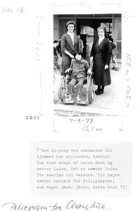 Poliopigen fra Changhua, 7. september 1973. C' hen Li-ping ved ankomsten til hjemmet for poliobørn i Hualien, hvortil hun blev bragt af Gerda Bech og søster Luise fra USA (tv). Søster Gertrud fra Filippinerne tager imod (th)