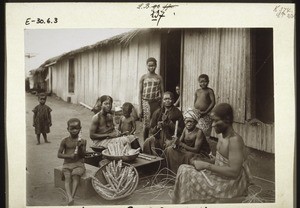 Frauen von Duala (Bellstadt) in Kamerun, Miondo bereitend aus Maniokknollen