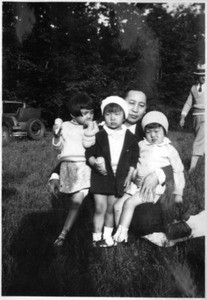 Hahn Jang Ho , Selma and Ramona Hahn and another girl