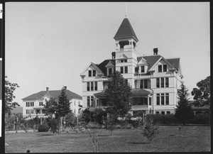 Exterior view of the Soldiers' Home in Roseburg, Oregon
