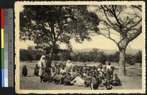 Outdoor classroom, Mukabe-Kasari Mission, Congo, ca.1920-1940