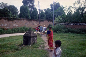 Den Norske Skole i Kathmandu, Nepal, 1991. Vi er på vej til skolens dansklokale, som ligger ca. 50 m fra hovedbygningen. Da går vi også forbi nogle små hindutempler, som regel med lokale folk, der ofrer og beder til deres guder