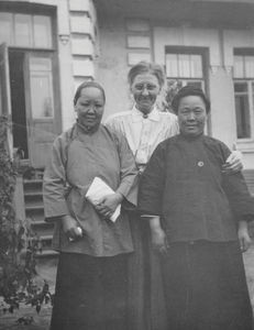 Bibelkvinderne Fru Tang til højre og Fru Shun (en af de kvinder, der blev døbt nu sidste jul) til venstre. I midten ses Kirstine Thomsen