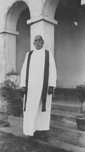 Rampurhat, West Bengal, Nordindien, ca. 1930. Pastor Jyotirmoy Mozumdar (1868-1937). Præsteordineret 1929. Ansat af missionær Hans Peter Hansen Kampp. (Pastor H.P. H. Kampp var udsendt af DSM til Nordindien, 1915-54. Han blev pioner for missionsarbejdet blandt Bengal-folket fra 1922)