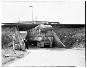 Cotton truck stuck in underpass at Washington and Santa Fe, 1951