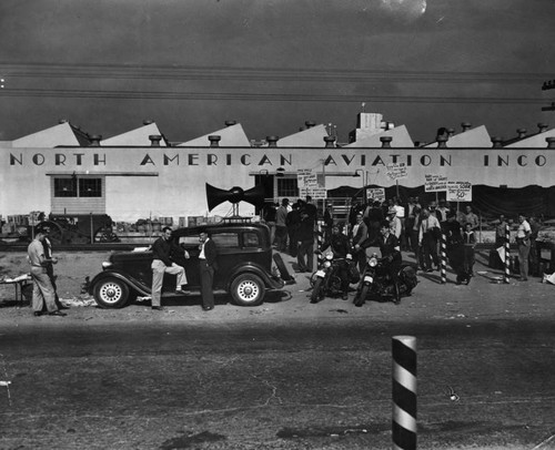Strikers outside North American Aviation plant