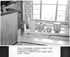 ELCT, Nordveststiftet, Tanzania, 1986. Musikinstrumenter til afrikansk kirkemusik. Disse instrumenter erstatter orglet ved gudstjenesten. Trommerne er fremstillet på Afro Art værkstedet, Ruhija Musikskole (REA)