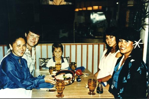 Vince and Patricia Whiting eating with family in Hawaii