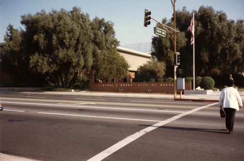 1985 - Burbank Central Library from Olive and Glenoaks